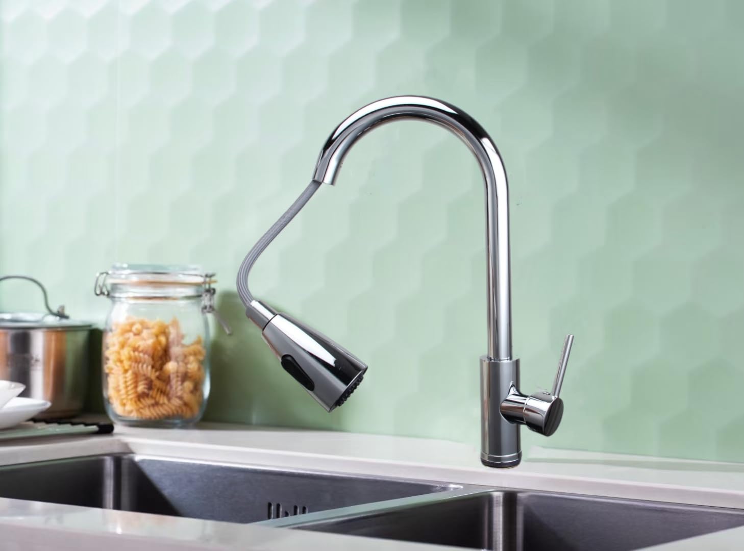 Küchenarmatur mit 360° Schwenkauslauf – Hochwertiger Wasserhahn aus Messing mit Zugbrause & Keramikkartusche