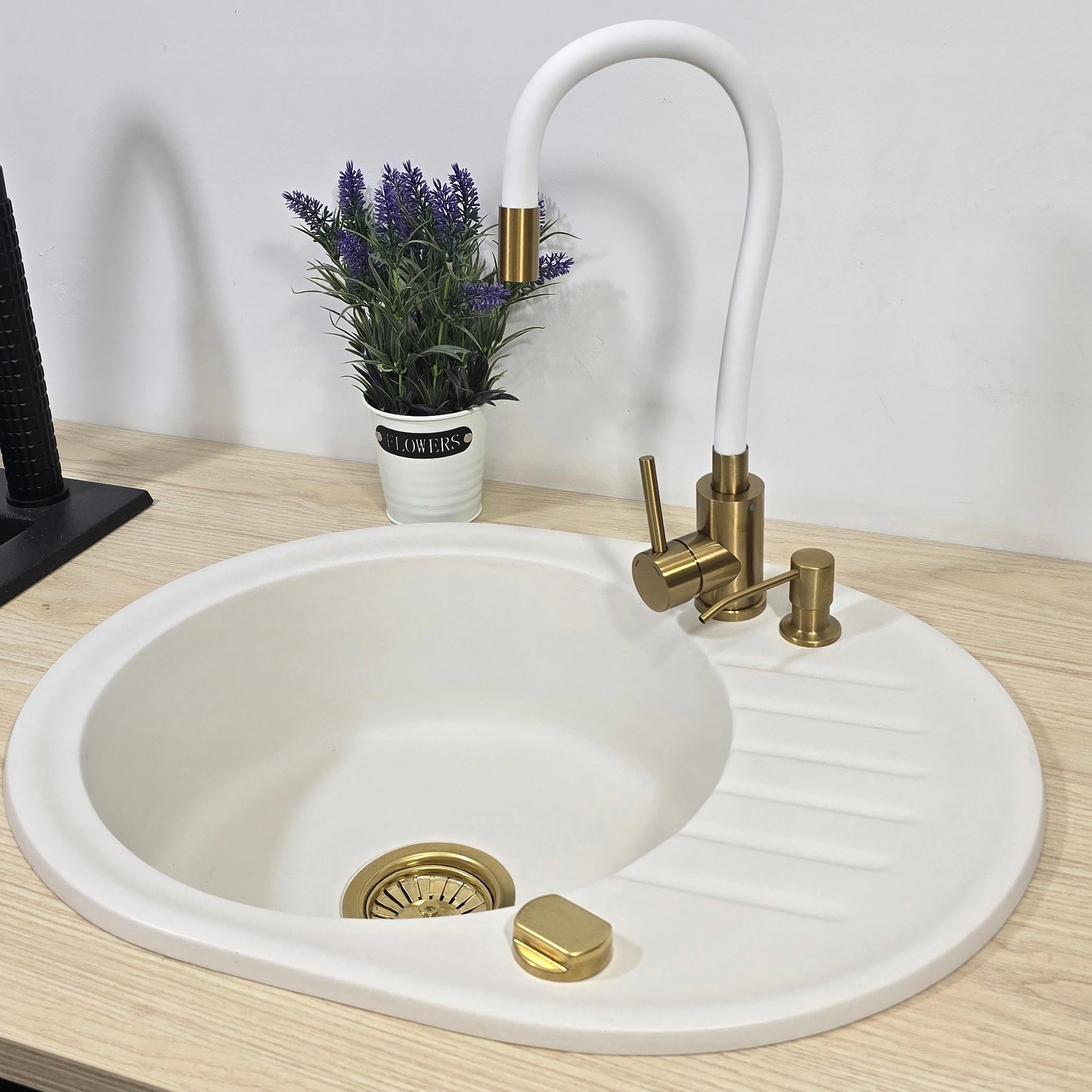 Küchenarmatur mit 360° Schwenkauslauf – Hochwertiger Wasserhahn aus Messing mit Zugbrause & Keramikkartusche